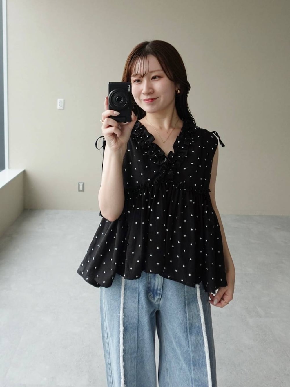 ブラック系のシャツ/ブラウス、ブラック系のサンダル、ブルー系のデニムパンツを着用したレディースの夏コーディネートの4枚目の写真