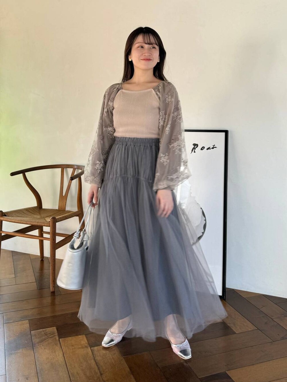 シルバー系のバレエシューズ、グレー系のスカート、ブラウン系のニット/セーターを着用したレディースの春コーディネートの2枚目の写真