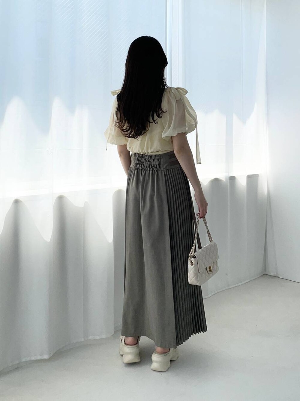 ホワイト系のTシャツ/カットソー、ホワイト系のショルダーバッグ、ホワイト系のサンダルを着用したレディースの夏コーディネートの2枚目の写真