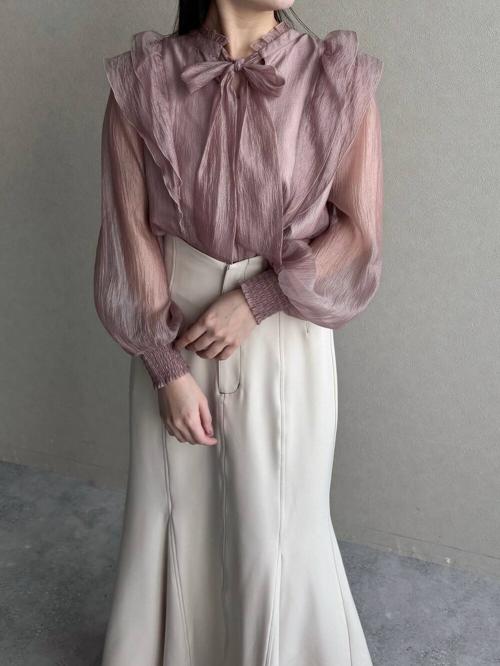 ホワイト系のショルダーバッグ、ブラック系のバレエシューズ、ホワイト系のスカートを着用したレディースの冬コーディネートの3枚目の写真