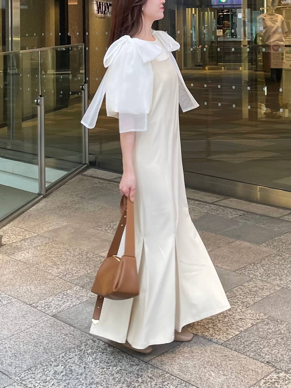 ホワイト系のシャツ/ブラウス、ブラウン系のショルダーバッグ、ホワイト系のワンピースを着用したレディースの春コーディネートの3枚目の写真