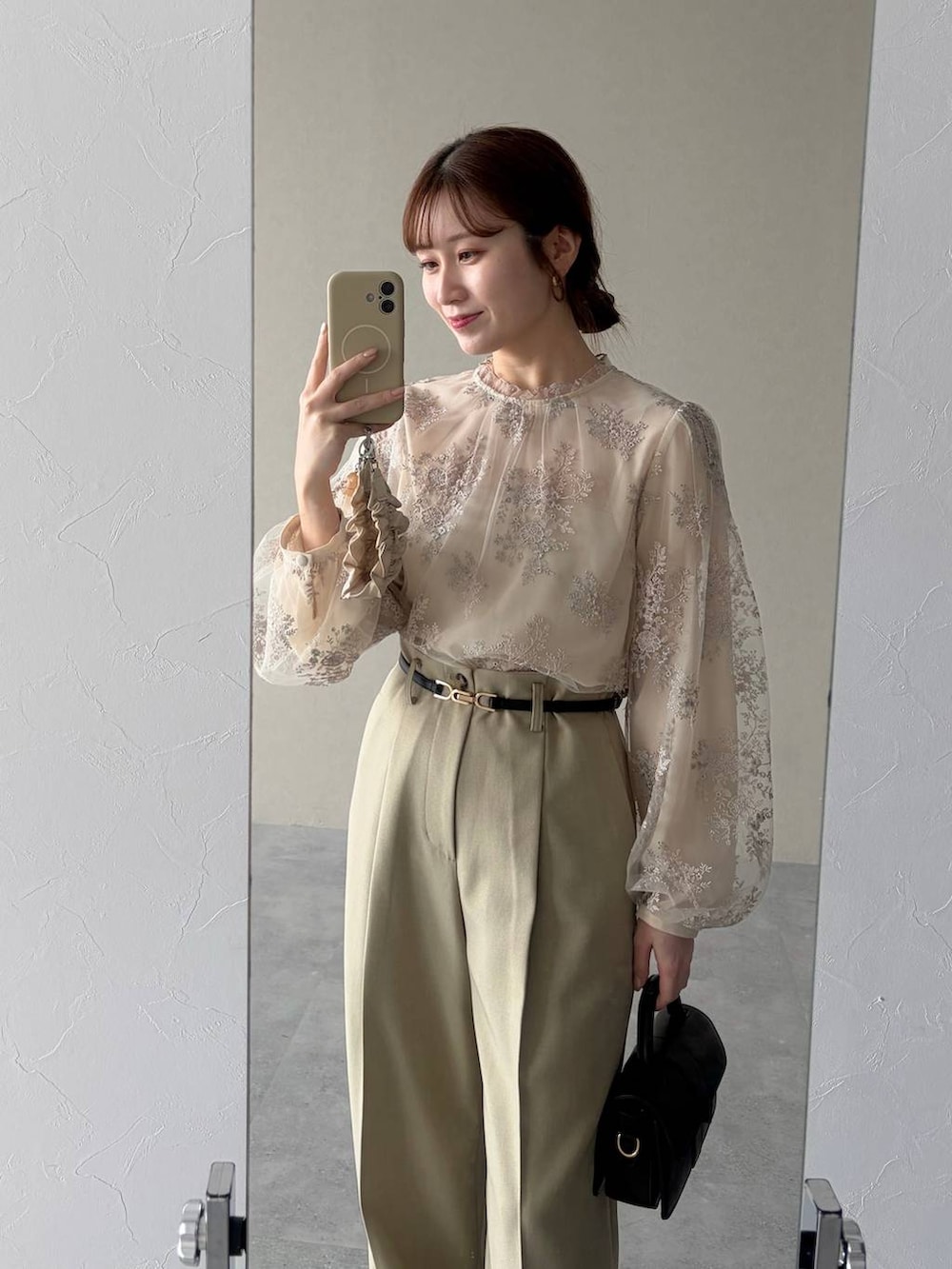 ブラック系のローファー、ブラック系のショルダーバッグ、ベージュ系のテーラードジャケットを着用したレディースの冬コーディネートの5枚目の写真