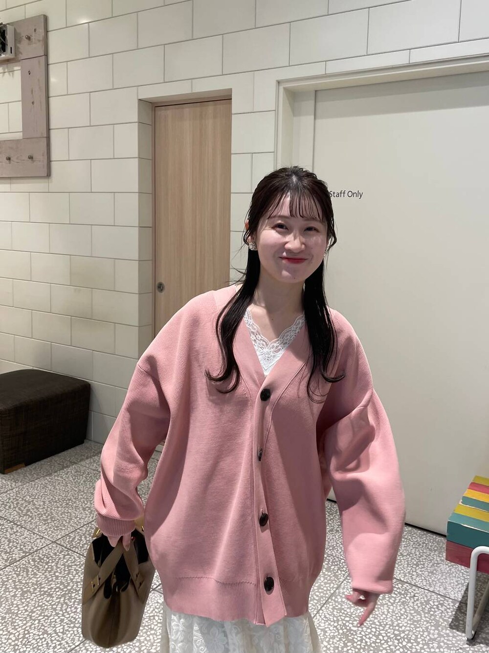 ホワイト系のタンクトップ、ベージュ系のパンプス、ホワイト系のワンピースを着用したレディースの春コーディネートの5枚目の写真