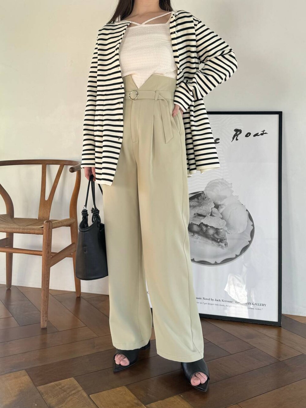 ホワイト系のカーディガン/ボレロ、イエロー系のその他パンツ、ホワイト系のTシャツ/カットソーを着用したレディースの春コーディネートの4枚目の写真