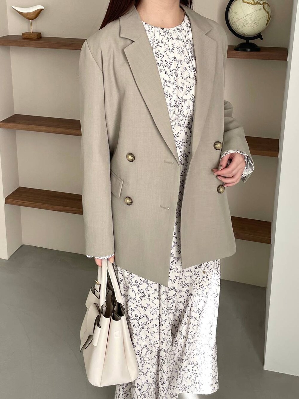 ホワイト系のブーツ、ホワイト系のショルダーバッグ、ホワイト系のワンピースを着用したレディースの冬コーディネートの3枚目の写真