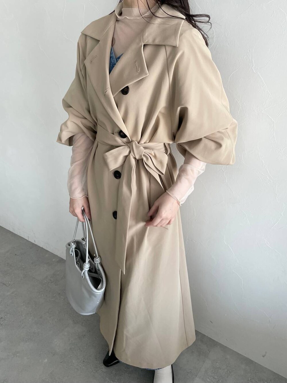 ブラック系のバレエシューズ、ホワイト系のTシャツ/カットソー、ブルー系のワンピースを着用したレディースの春コーディネートの3枚目の写真