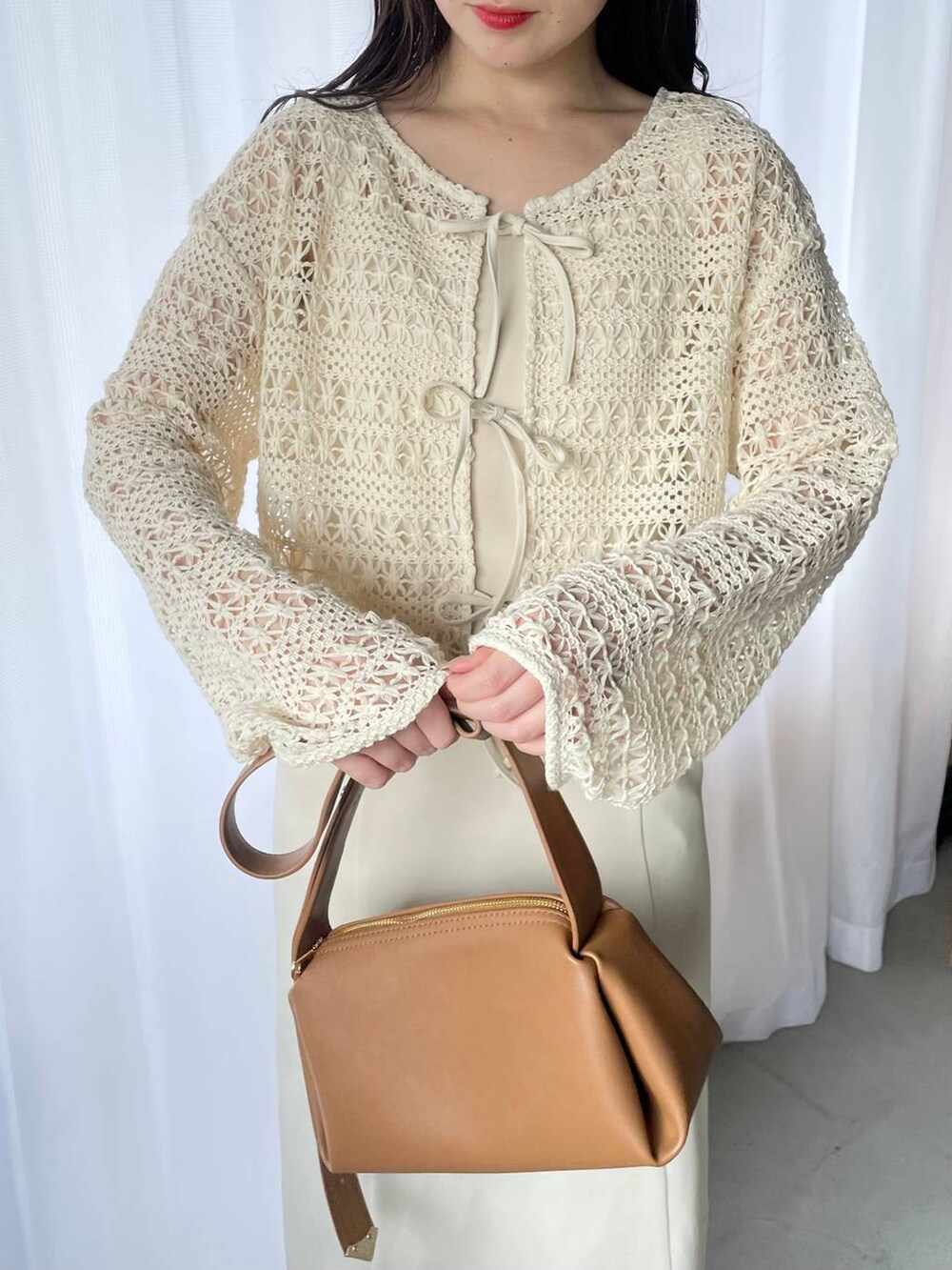 ホワイト系のドレス、ホワイト系のサンダル、ホワイト系のカーディガン/ボレロを着用したレディースの春コーディネートの4枚目の写真