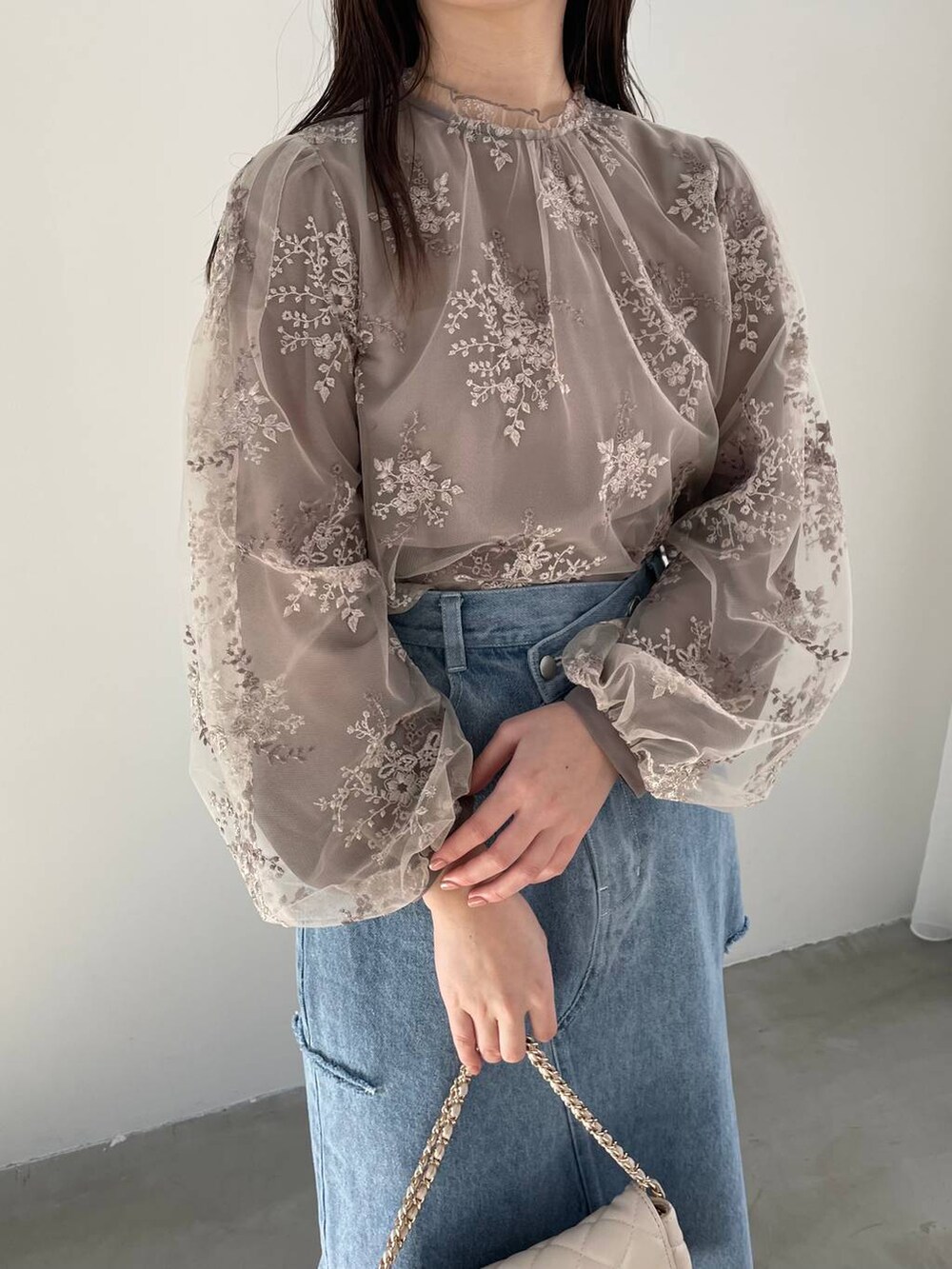 シルバー系のバレエシューズ、ブラウン系のシャツ/ブラウス、ホワイト系のショルダーバッグを着用したレディースの冬コーディネートの3枚目の写真