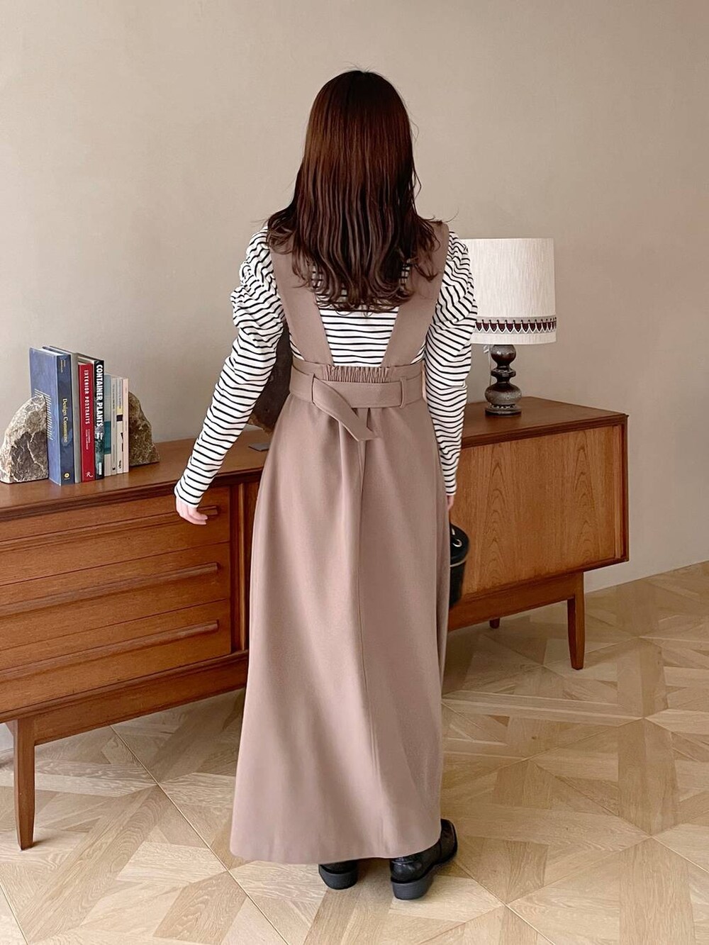 ブラック系のローファー、ブラック系のショルダーバッグ、ホワイト系のTシャツ/カットソーを着用したレディースの冬コーディネートの2枚目の写真