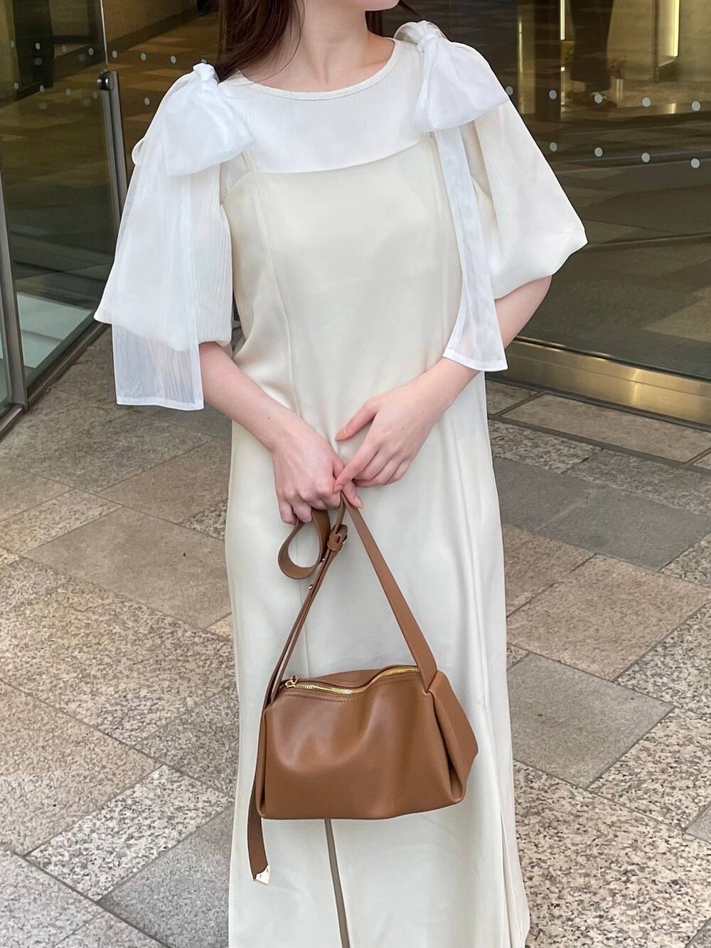 ホワイト系のシャツ/ブラウス、ブラウン系のショルダーバッグ、ホワイト系のワンピースを着用したレディースの春コーディネートの4枚目の写真