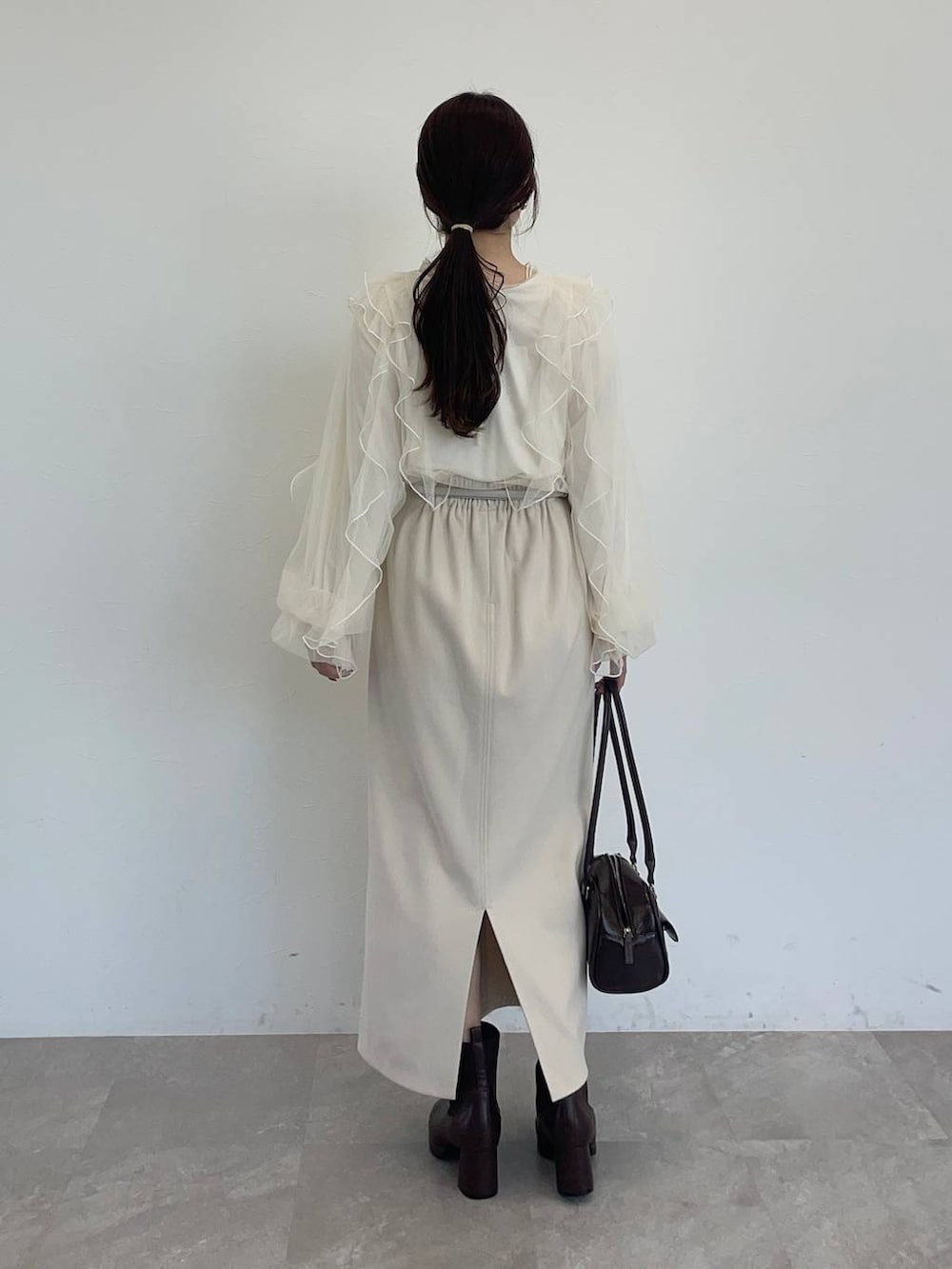 「フェミニン、低身長、モテ、デート/ロマンティック、mysty woman、トレンチコート、コート、秋コーデ、ロングスカート、ブーツ、ショートブーツ」|「mysty womanのニットストームショートブーツ 143358(ブーツ、ブラウン系)」を使った、MiOさん(レディース・155cm)の秋コーディネートの5枚目の写真