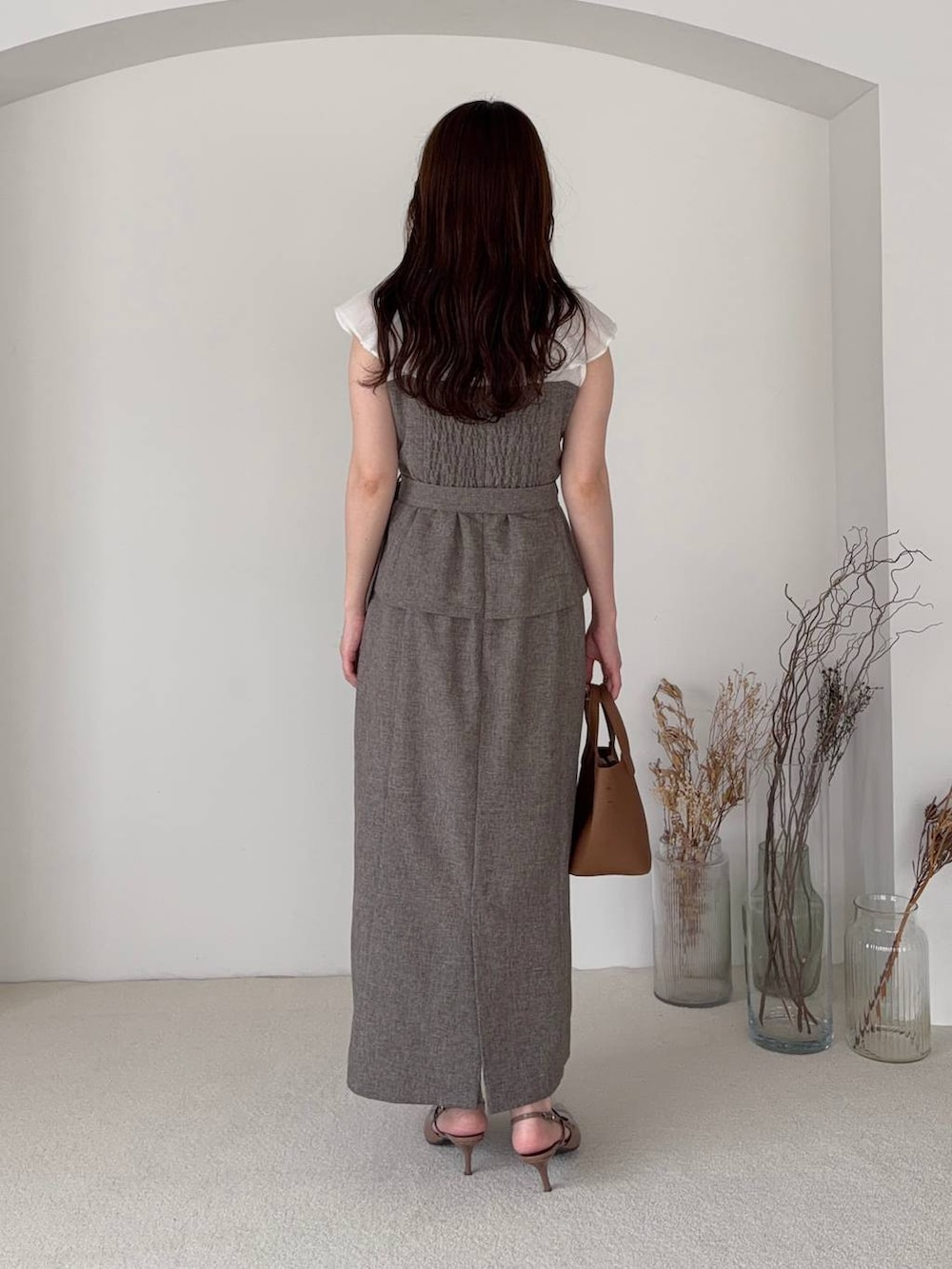 ブラウン系のサンダル、ブラウン系のワンピース、ブラウン系のショルダーバッグを着用したレディースの春コーディネートの2枚目の写真