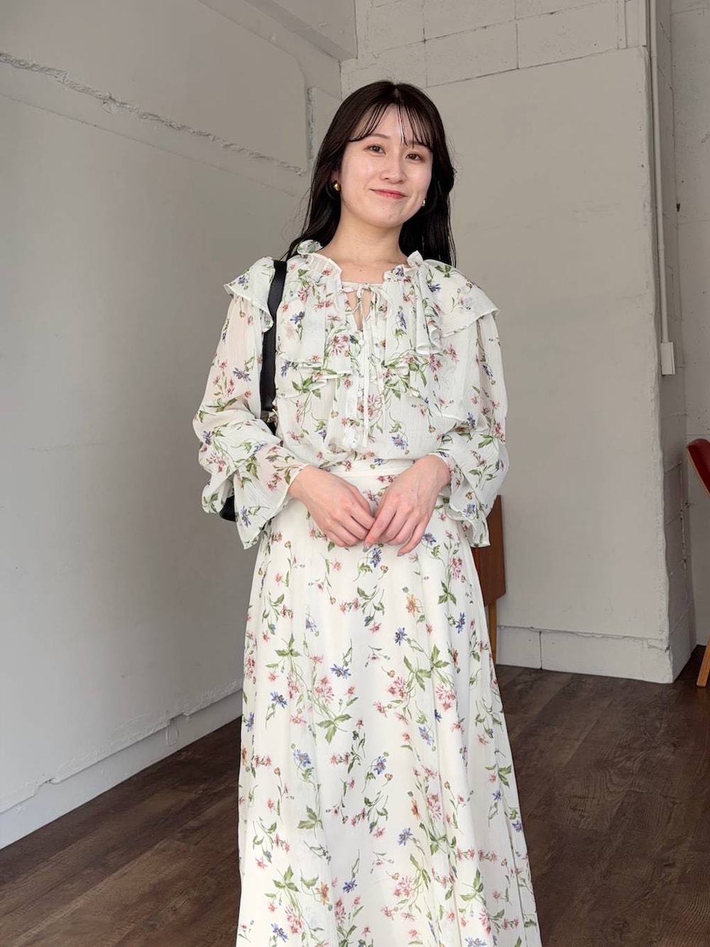 ブラック系のサンダル、ホワイト系のシャツ/ブラウス、ホワイト系のスカートを着用したレディースの春コーディネートの3枚目の写真