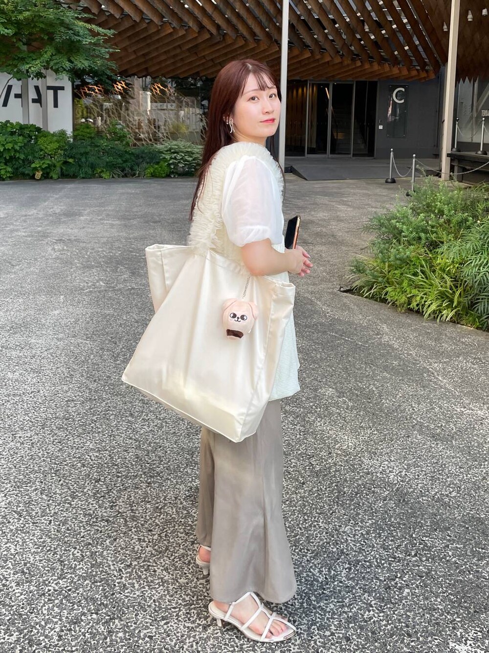 ホワイト系のその他トップス、ホワイト系のシャツ/ブラウス、ホワイト系のサンダルを着用したレディースの夏コーディネートの2枚目の写真