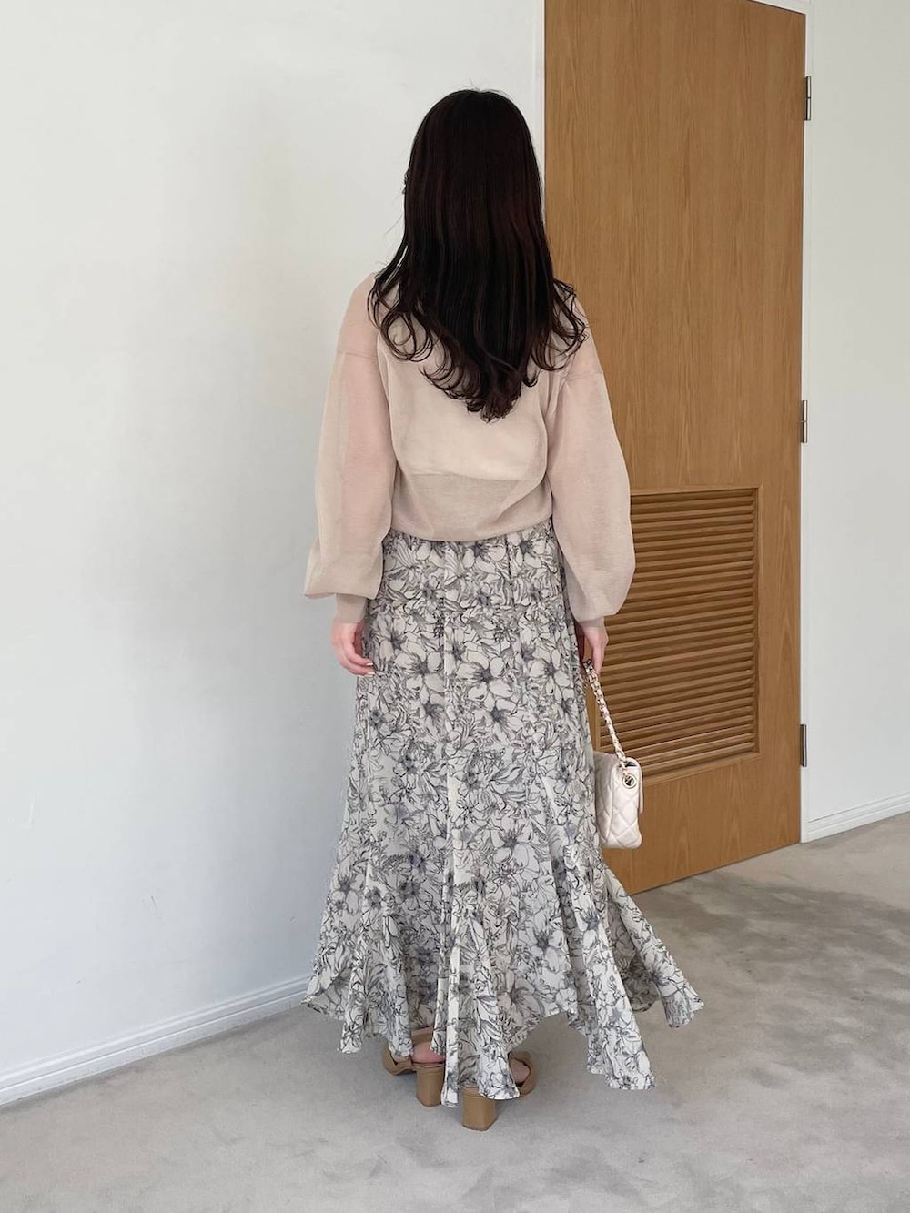 ベージュ系のカーディガン/ボレロ、ホワイト系のタンクトップ、ホワイト系のショルダーバッグを着用したレディースの春コーディネートの2枚目の写真