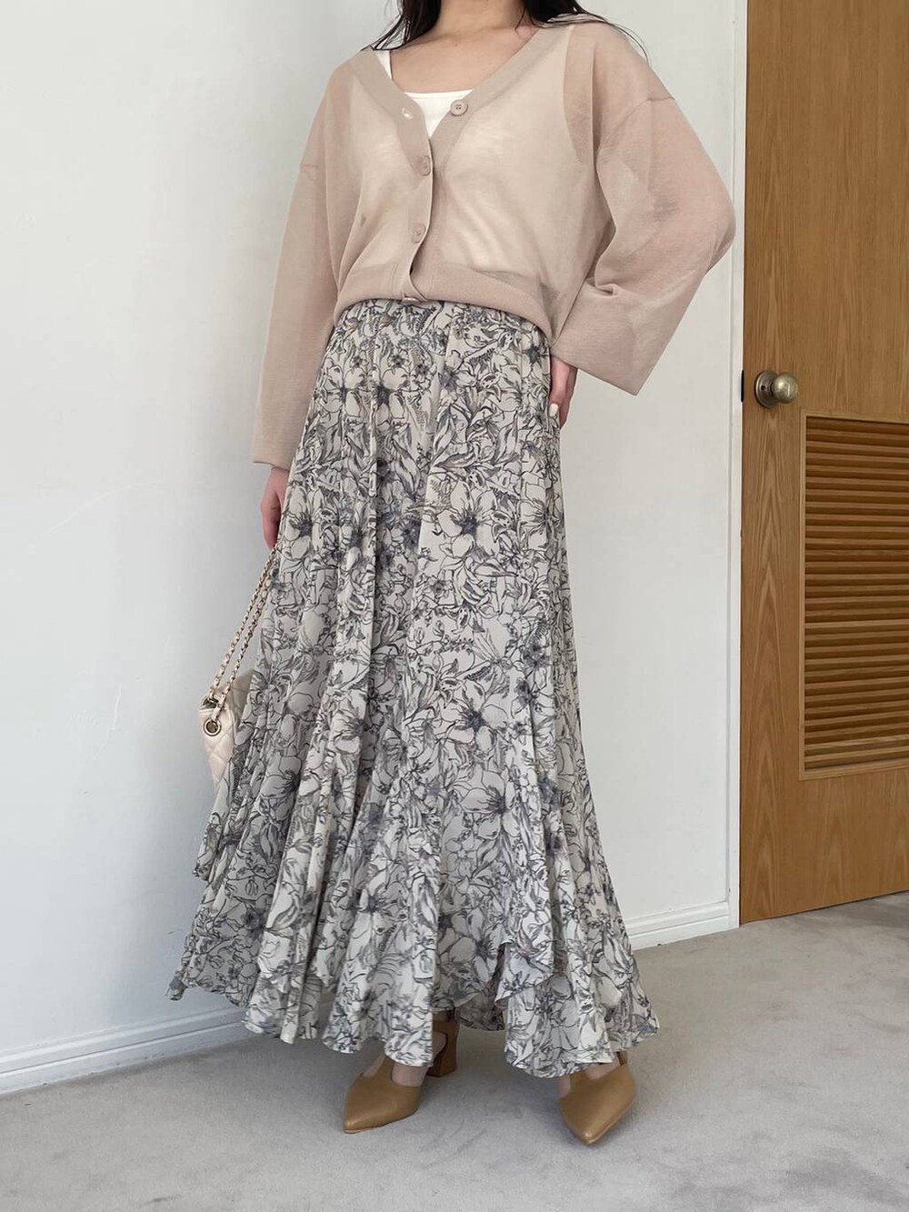 ベージュ系のカーディガン/ボレロ、ホワイト系のタンクトップ、ホワイト系のショルダーバッグを着用したレディースの春コーディネートの4枚目の写真