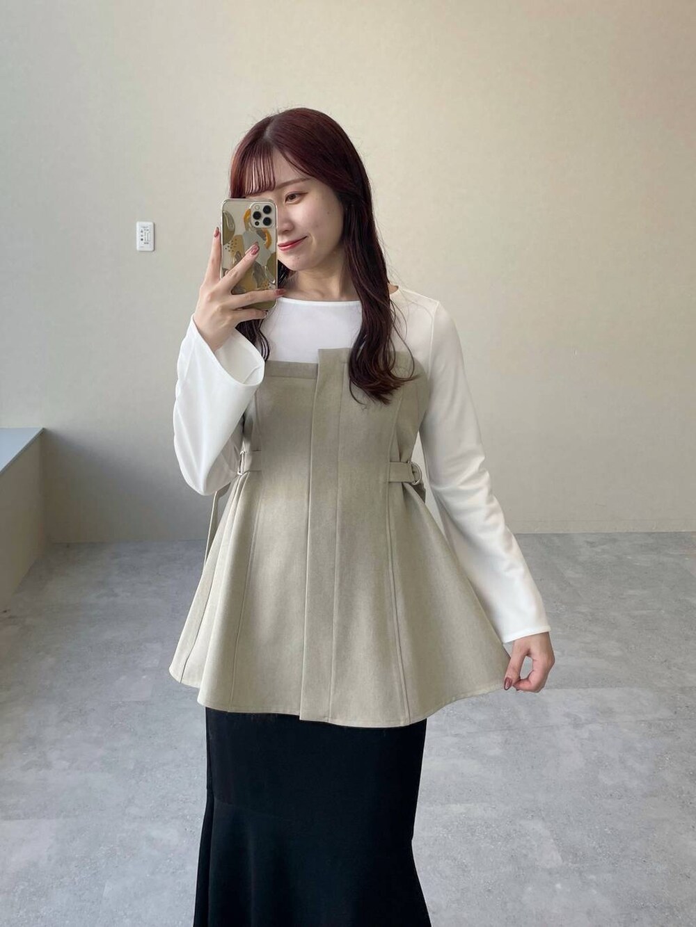 ブラウン系のブーツ、ベージュ系のTシャツ/カットソー、ブラック系のスカートを着用したレディースの冬コーディネートの3枚目の写真