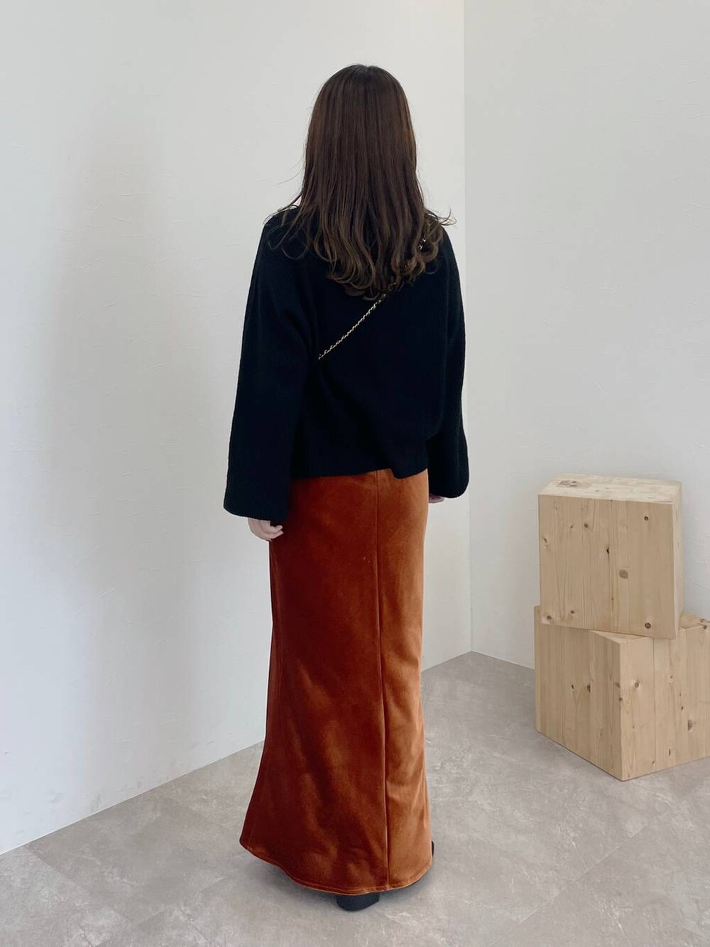 その他のショルダーバッグ、ブラック系のニット/セーター、ブラック系のその他シューズを着用したレディースの秋コーディネートの2枚目の写真