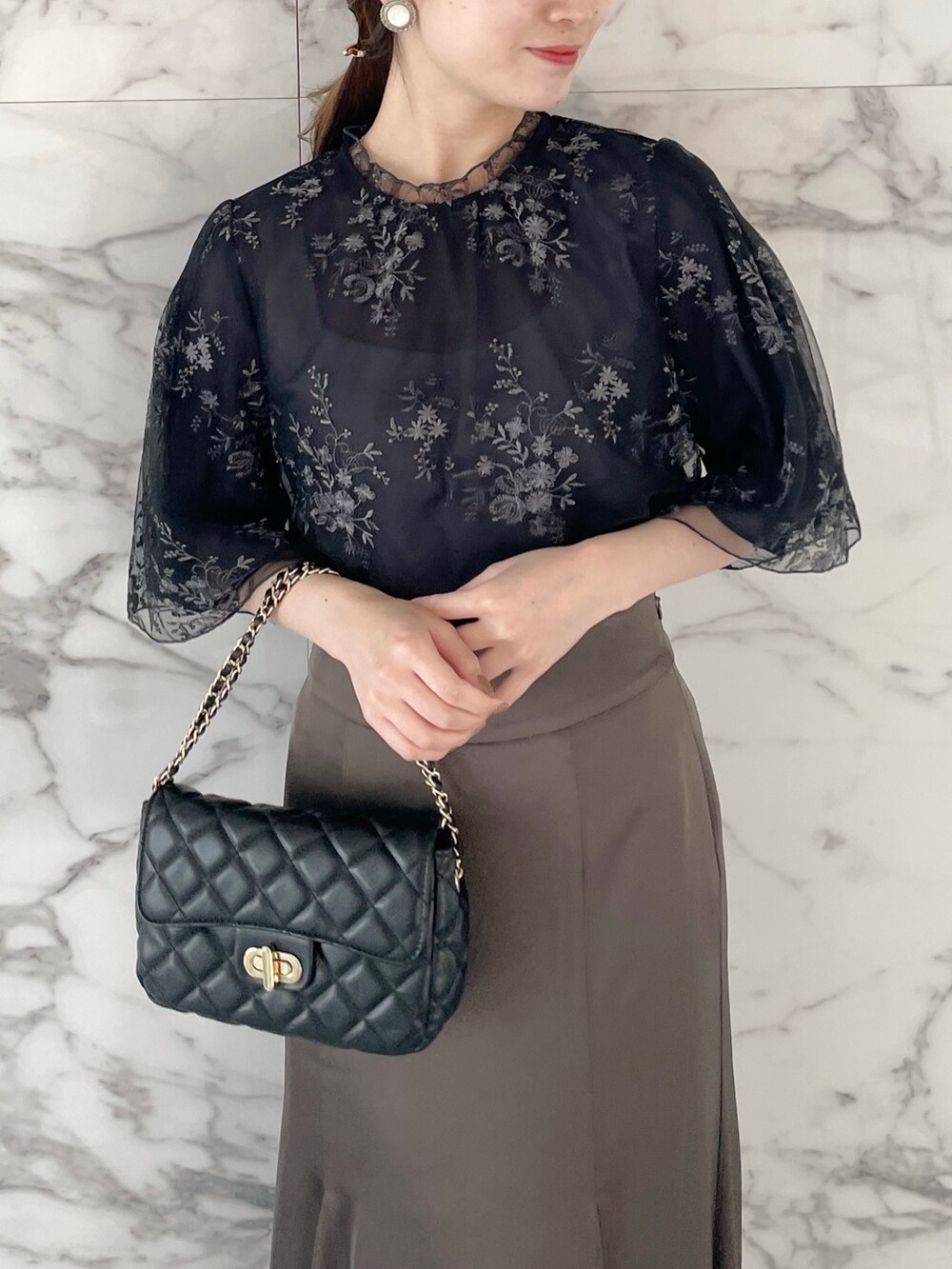 ホワイト系のタンクトップ、ブルー系のシャツ/ブラウス、ブラウン系のスカートを着用したレディースの春コーディネートの3枚目の写真