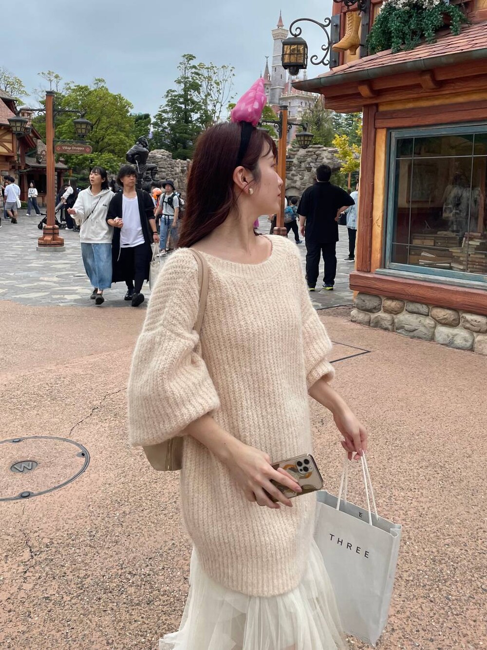 ホワイト系のカーディガン/ボレロ、ホワイト系のスカートを着用したレディースの秋コーディネートの3枚目の写真