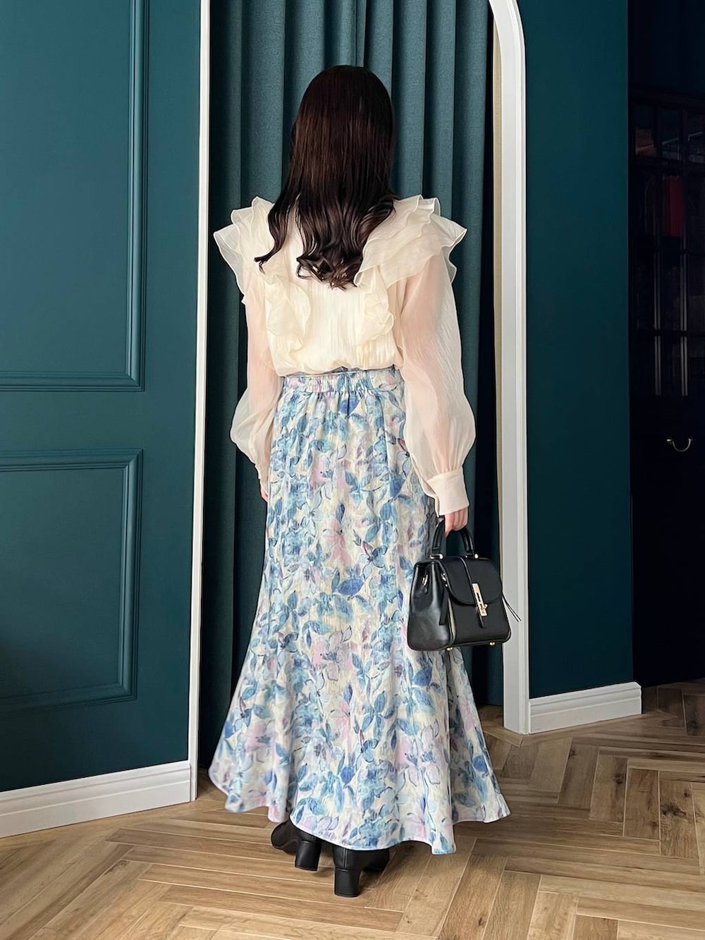 ホワイト系のシャツ/ブラウス、ホワイト系のスカート、ブラック系のブーツを着用したレディースの秋コーディネートの2枚目の写真