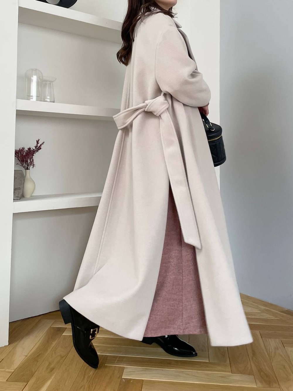 ブラック系のその他シューズ、ブラック系のショルダーバッグ、ホワイト系のTシャツ/カットソーを着用したレディースの秋コーディネートの3枚目の写真