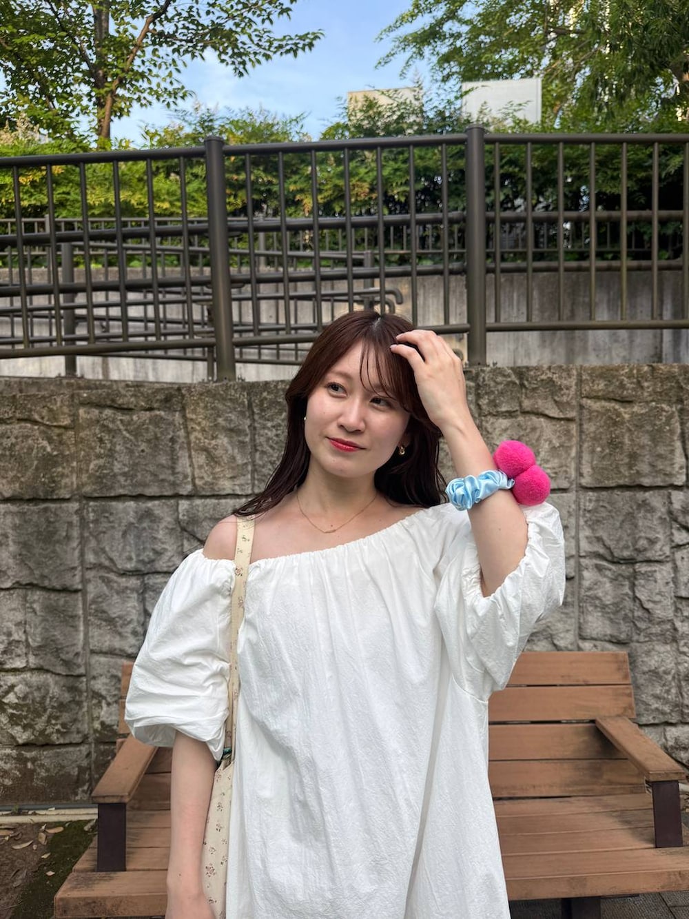 その他のトートバッグ、ブラウン系のサンダル、ホワイト系のワンピースを着用したレディースの夏コーディネートの3枚目の写真