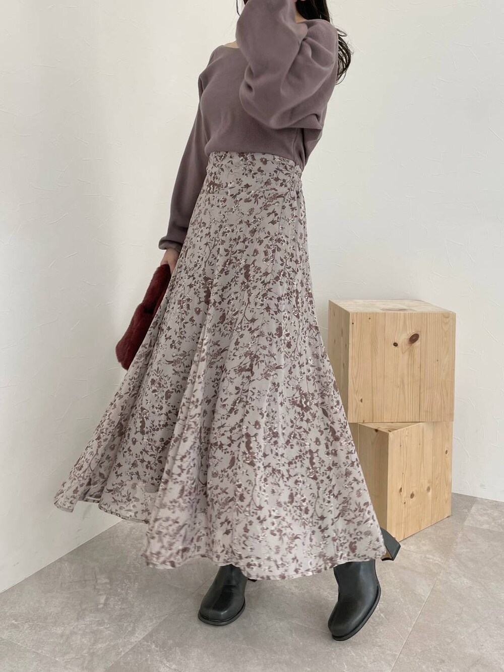 ブラック系のチェスターコート、グレー系のブーツ、ピンク系のハンドバッグを着用したレディースの秋コーディネートの7枚目の写真