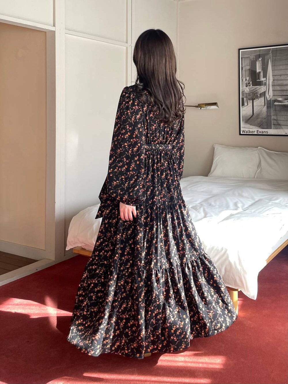 ホワイト系のタンクトップ、ホワイト系のショルダーバッグ、ベージュ系のパンプスを着用したレディースの冬コーディネートの2枚目の写真