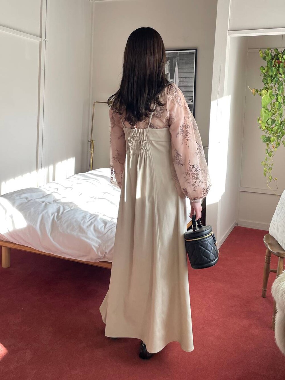 ホワイト系のワンピース、ブラック系のショルダーバッグ、ピンク系のシャツ/ブラウスを着用したレディースの冬コーディネートの2枚目の写真