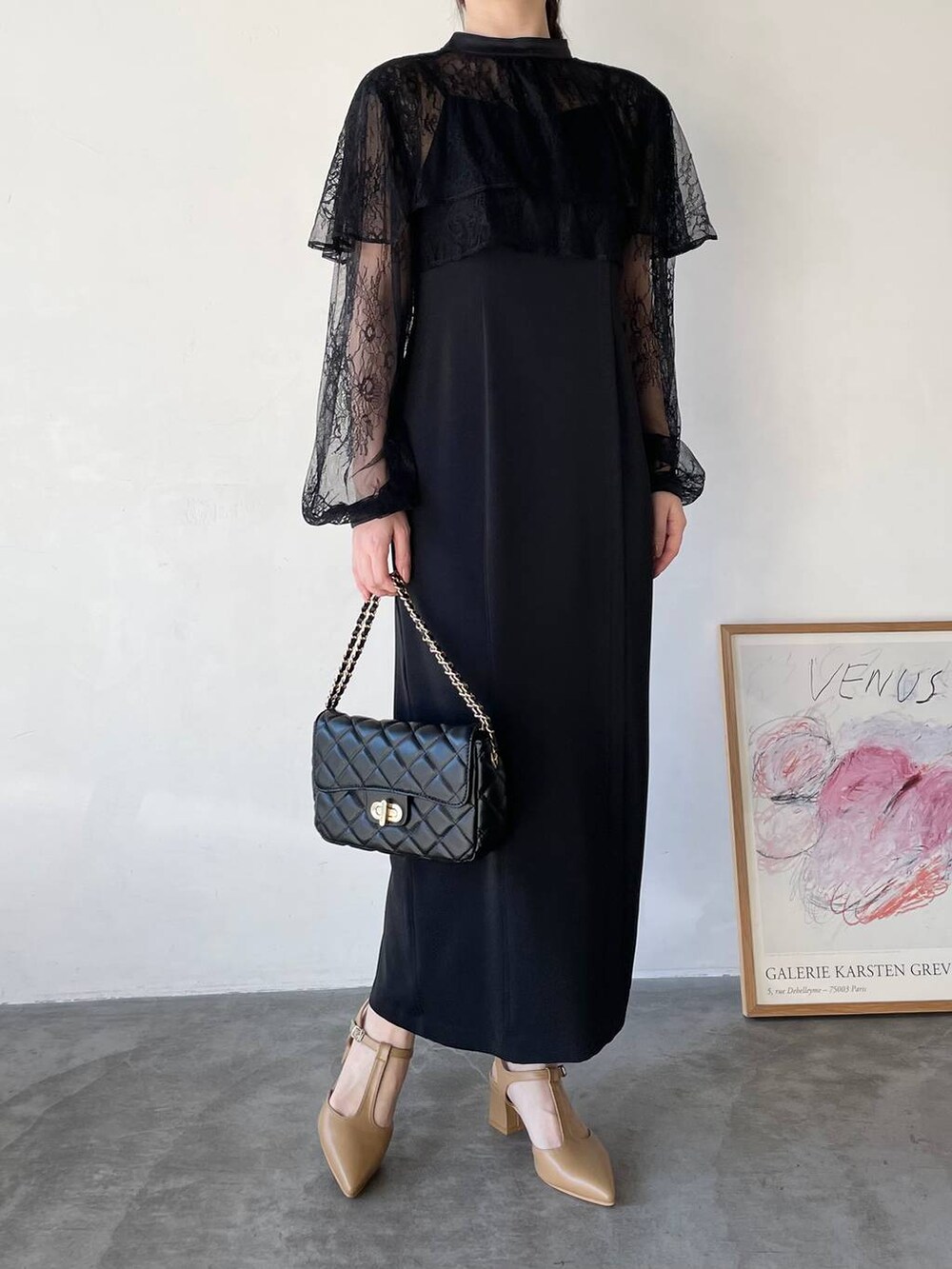 ブラック系のドレス、ブラック系のショルダーバッグ、ベージュ系のパンプスを着用したレディースの冬コーディネートの4枚目の写真