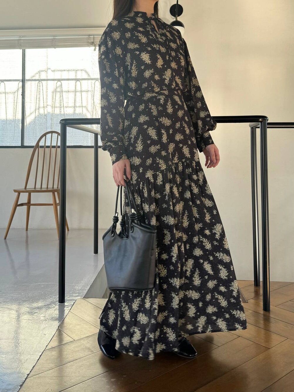 ブラック系のバレエシューズ、ブラック系のシャツ/ブラウス、ブラック系のスカートを着用したレディースの春コーディネートの4枚目の写真