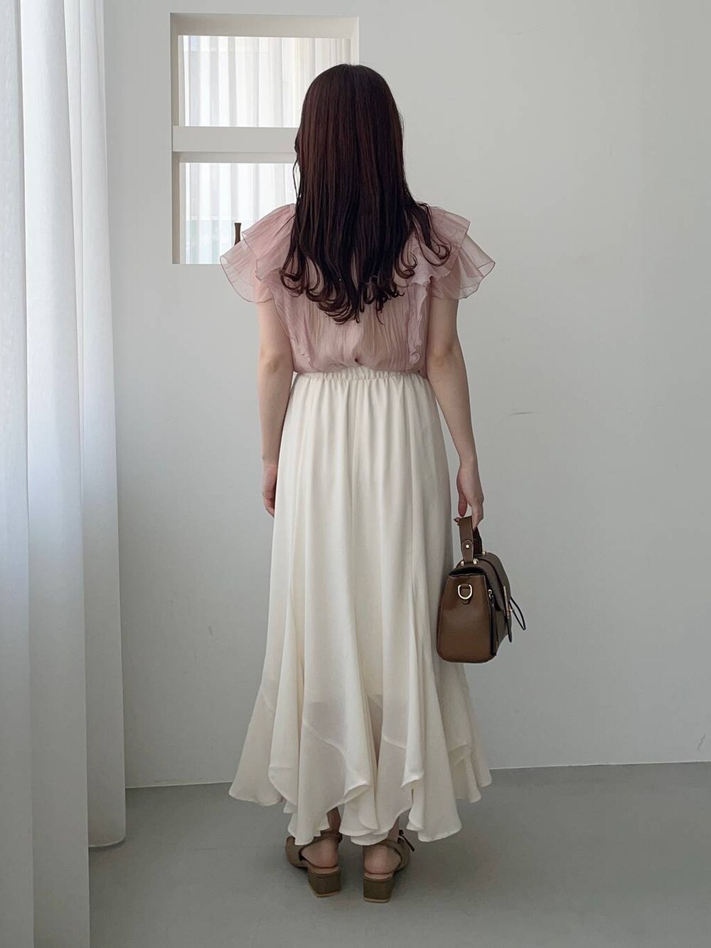 ブラウン系のサンダル、ホワイト系のテーラードジャケット、ピンク系のシャツ/ブラウスを着用したレディースの春コーディネートの4枚目の写真