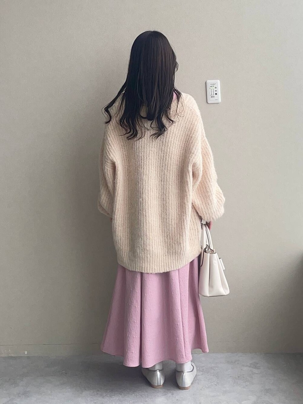 ホワイト系のカーディガン/ボレロ、ホワイト系のショルダーバッグ、シルバー系のバレエシューズを着用したレディースの春コーディネートの2枚目の写真