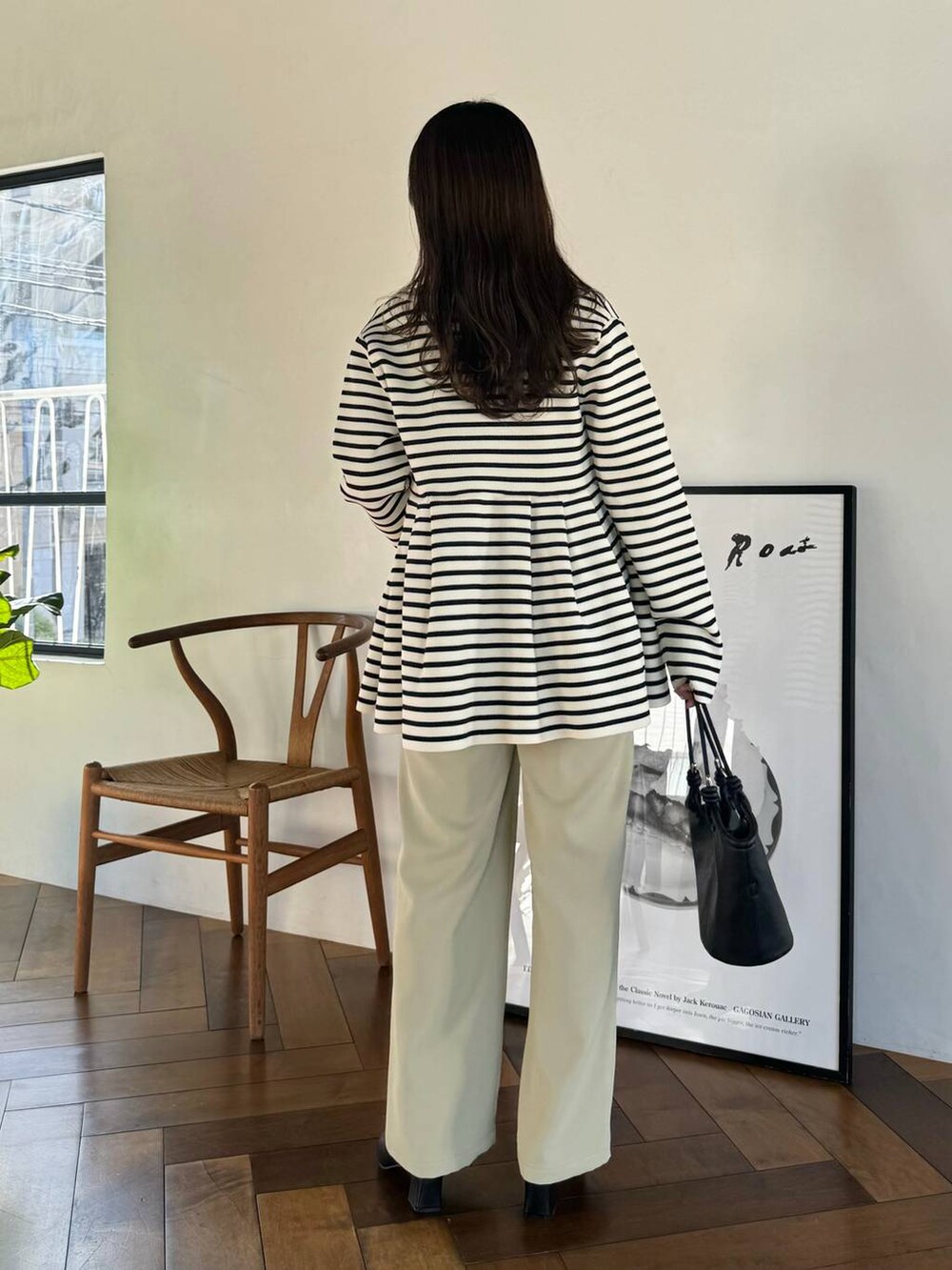 ホワイト系のカーディガン/ボレロ、イエロー系のその他パンツ、ホワイト系のTシャツ/カットソーを着用したレディースの春コーディネートの2枚目の写真