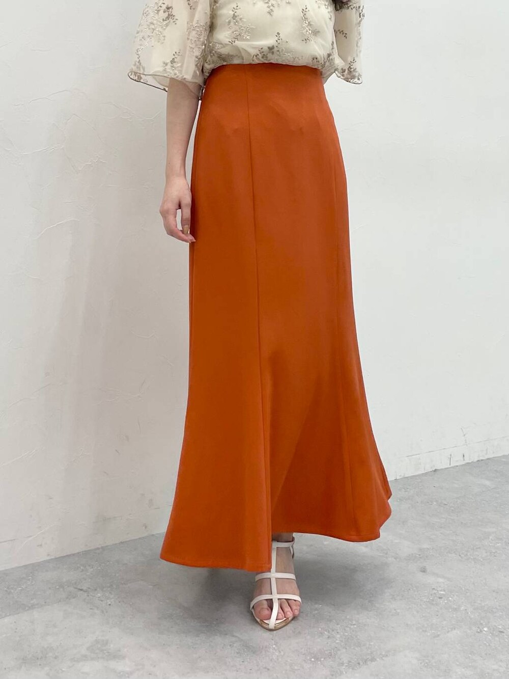 ホワイト系のショルダーバッグ、ホワイト系のシャツ/ブラウス、ホワイト系のサンダルを着用したレディースの春コーディネートの4枚目の写真