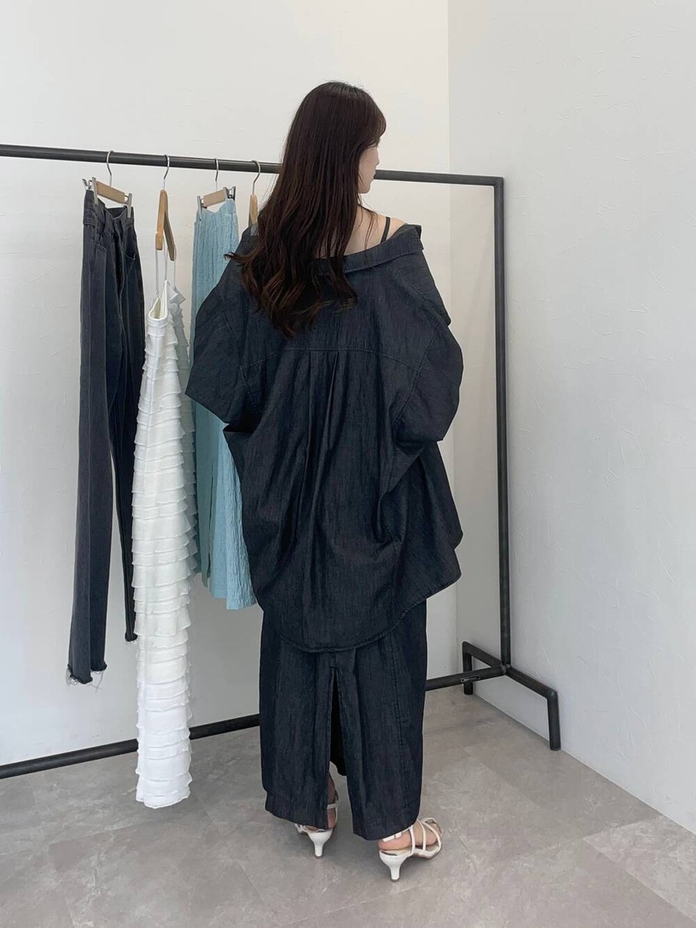 ブラック系のワンピース、ホワイト系のサンダル、ブラック系のシャツ/ブラウスを着用したレディースの夏コーディネートの2枚目の写真