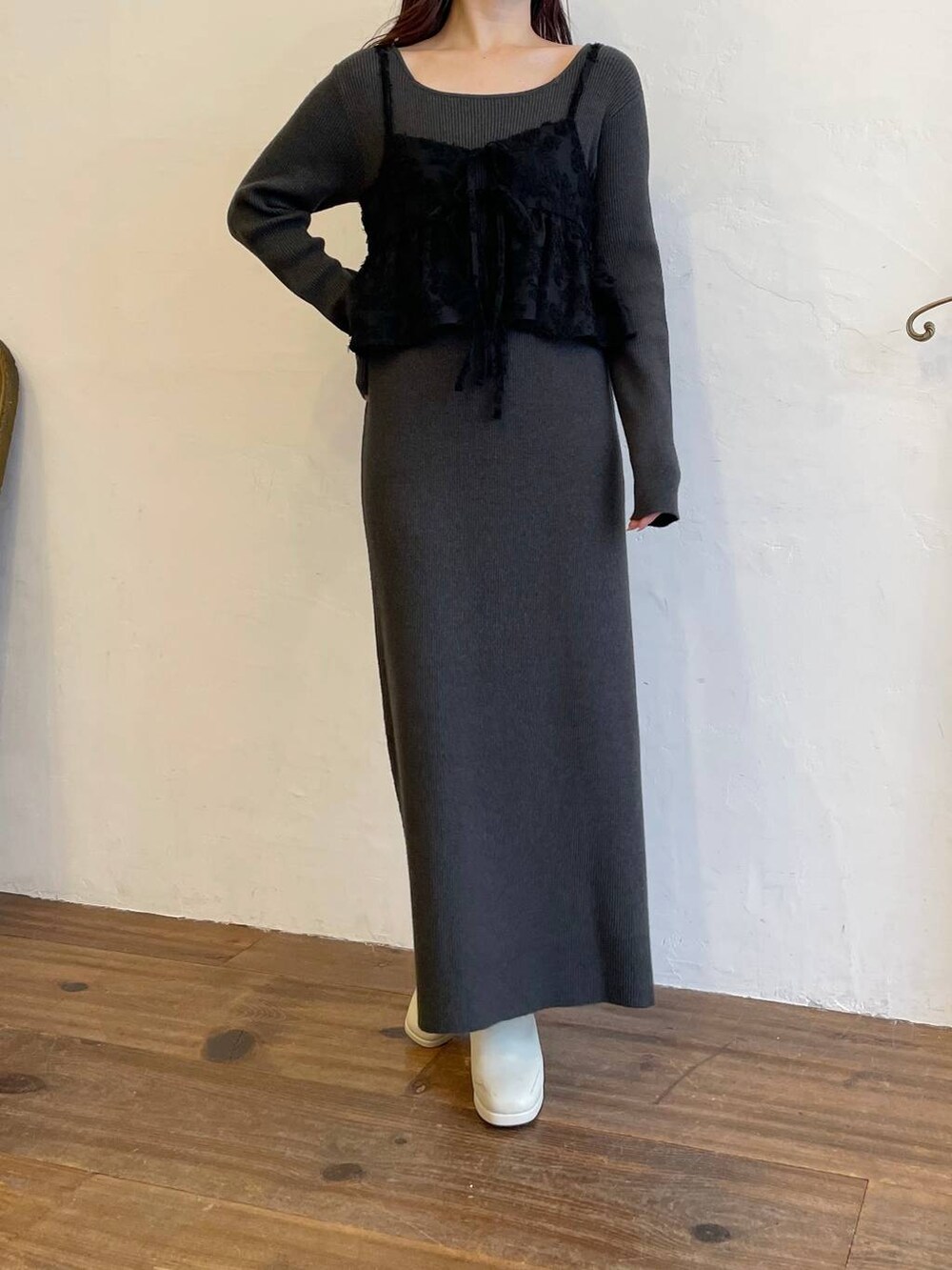 ブラック系のブルゾン、ホワイト系のブーツ、ブラック系のハンドバッグを着用したレディースの秋コーディネートの6枚目の写真