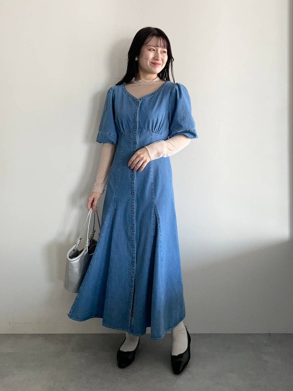 ブラック系のバレエシューズ、ホワイト系のTシャツ/カットソー、ブルー系のワンピースを着用したレディースの春コーディネートの5枚目の写真