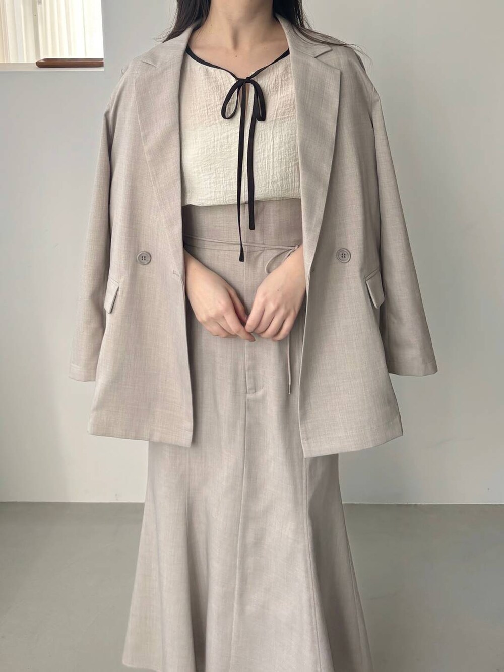 ブラック系のショルダーバッグ、ホワイト系のシャツ/ブラウス、ブラック系のパンプスを着用したレディースの冬コーディネートの5枚目の写真