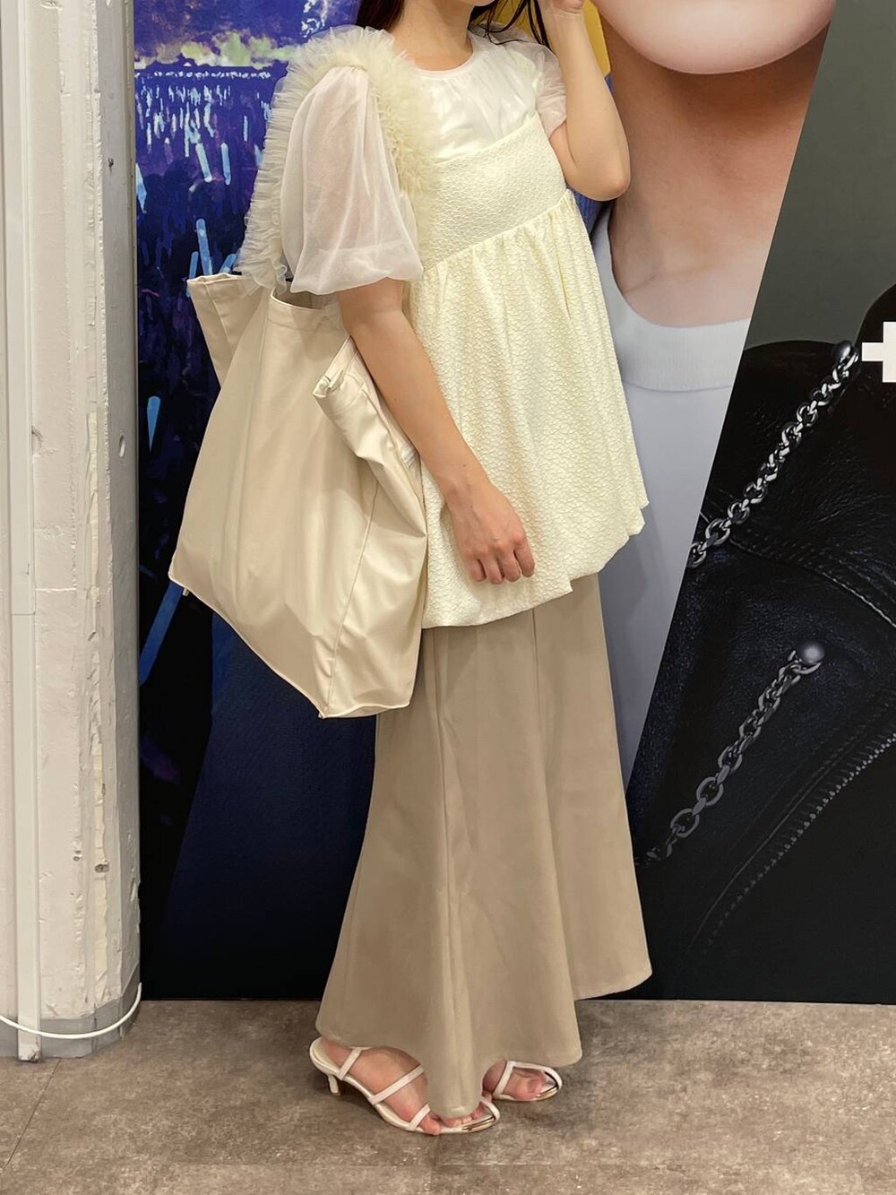 ホワイト系のその他トップス、ホワイト系のシャツ/ブラウス、ホワイト系のサンダルを着用したレディースの夏コーディネートの6枚目の写真