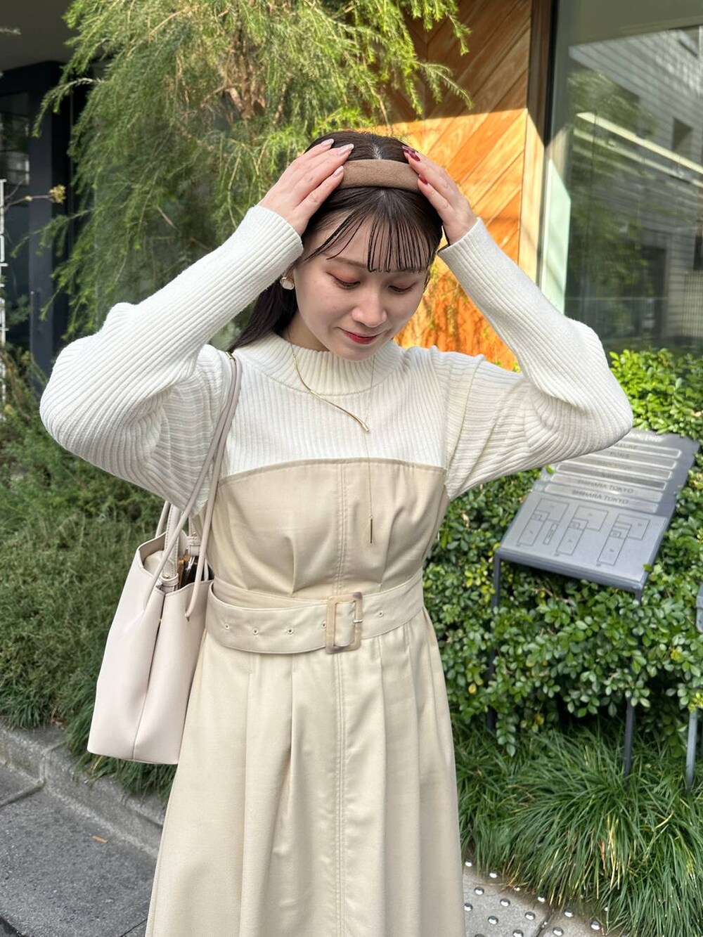 ベージュ系のワンピースを着用したレディースの冬コーディネートの4枚目の写真