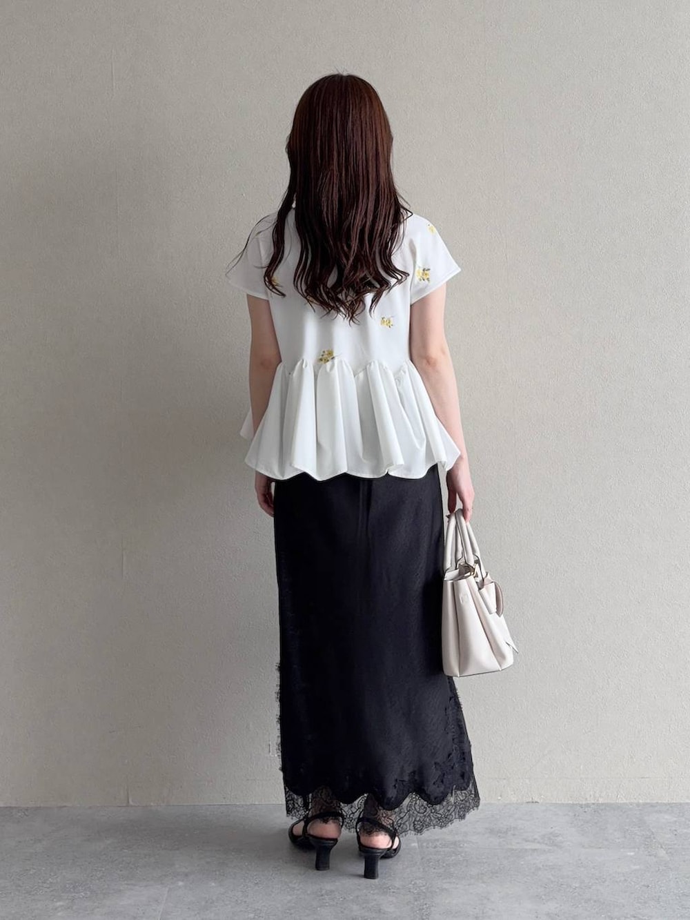 ホワイト系のTシャツ/カットソー、ホワイト系のショルダーバッグ、ブラック系のサンダルを着用したレディースの夏コーディネートの2枚目の写真