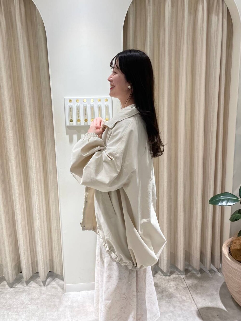 ホワイト系のブーツ、ベージュ系のワンピース、ホワイト系のブルゾンを着用したレディースの冬コーディネートの4枚目の写真