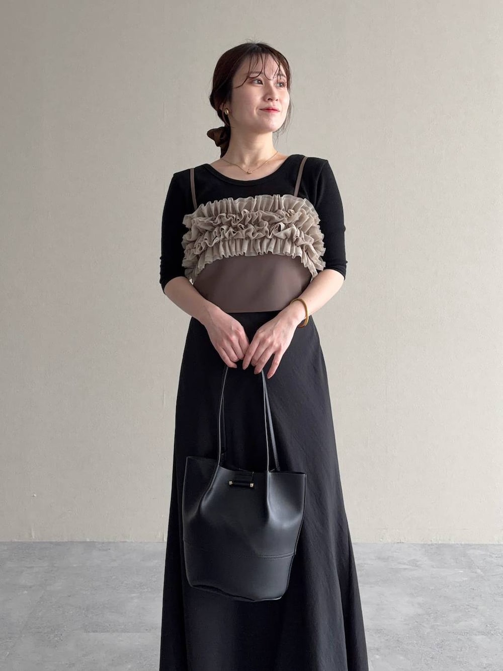 ブラウン系のサンダル、ブラック系のTシャツ/カットソー、ベージュ系のパンツドレスを着用したレディースの夏コーディネートの3枚目の写真