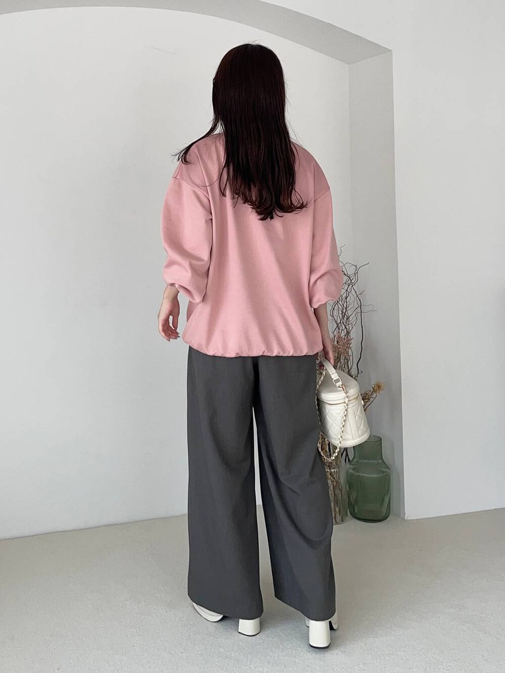 グレー系のその他パンツ、ホワイト系のショルダーバッグ、ホワイト系のブーツを着用したレディースの秋コーディネートの2枚目の写真