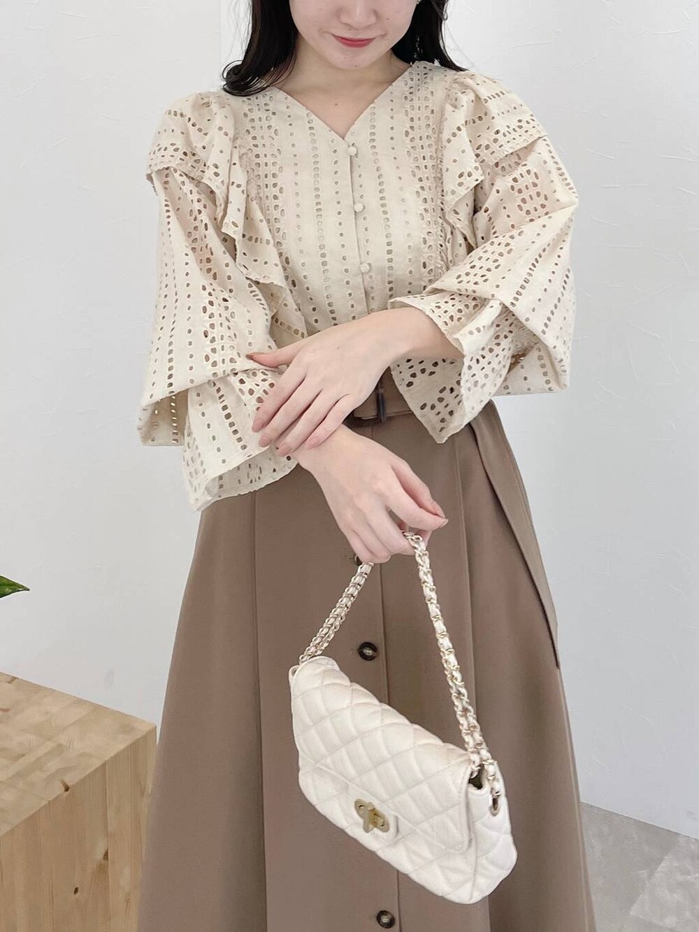 ホワイト系のシャツ/ブラウス、ホワイト系のショルダーバッグ、ブラウン系のジャンパースカートを着用したレディースの冬コーディネートの3枚目の写真