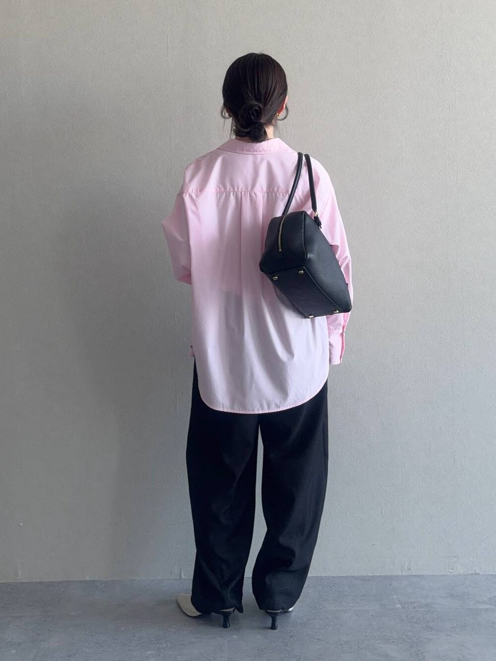 ホワイト系のTシャツ/カットソー、ブラック系のハンドバッグ、ピンク系のシャツ/ブラウスを着用したレディースの冬コーディネートの2枚目の写真