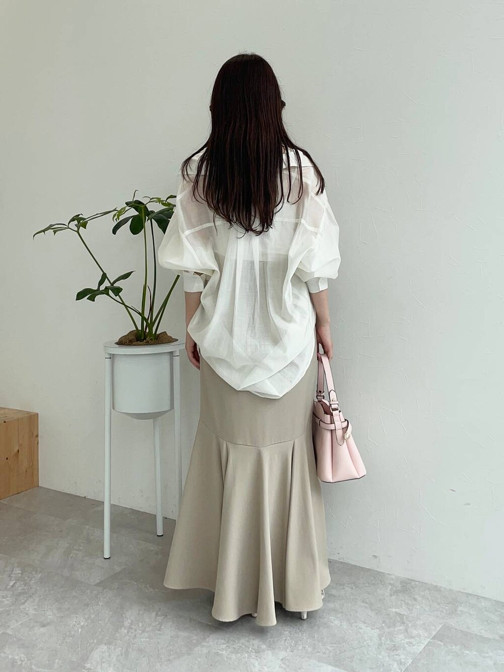 ピンク系のショルダーバッグ、ホワイト系のシャツ/ブラウス、ベージュ系のスカートを着用したレディースの夏コーディネートの2枚目の写真