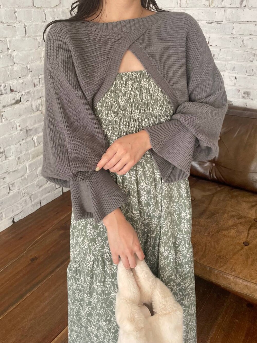 ホワイト系のブーツ、ホワイト系のハンドバッグ、グリーン系のワンピースを着用したレディースの冬コーディネートの3枚目の写真